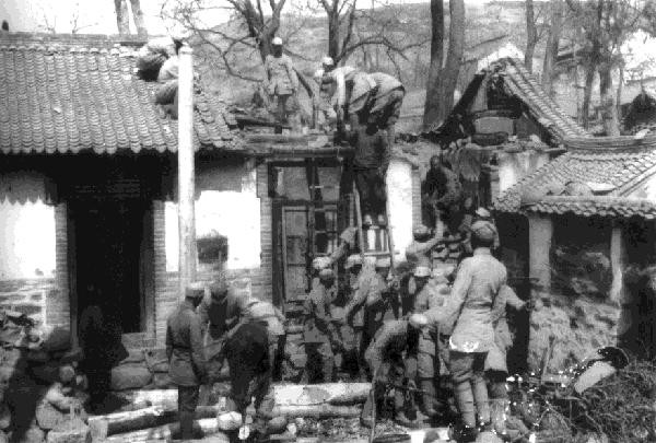 养父去世后36岁女孩寻亲,女子整理父亲遗物发现一封血书