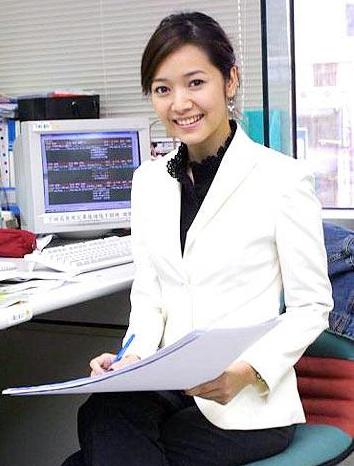 侯佩岑的所有恋情,侯佩岑的妈妈和她老公十指紧扣