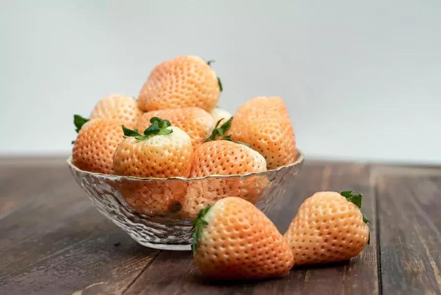 一下子吃了30颗草莓,吃了半斤草莓