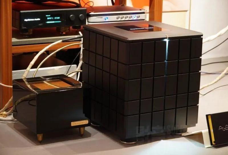 这只“火鸟”是白色的，CessaroFirebird扬声器