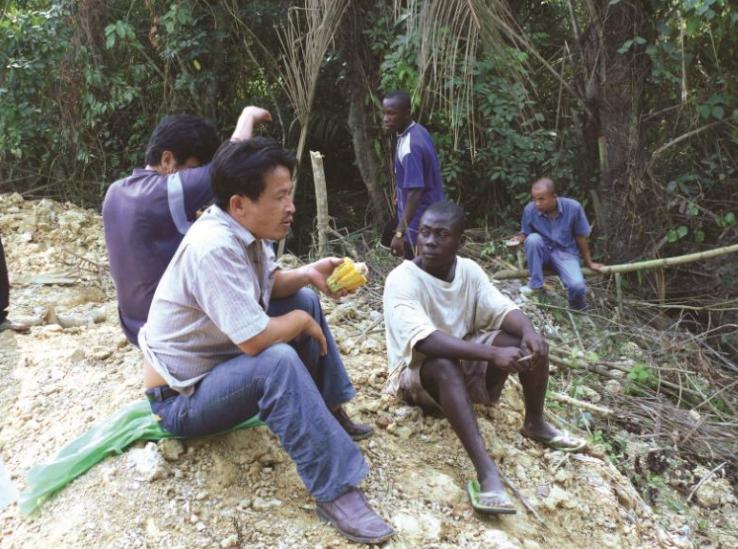 广西“上林帮”非洲淘金记：为钱殊死搏斗，常备200克金子保命