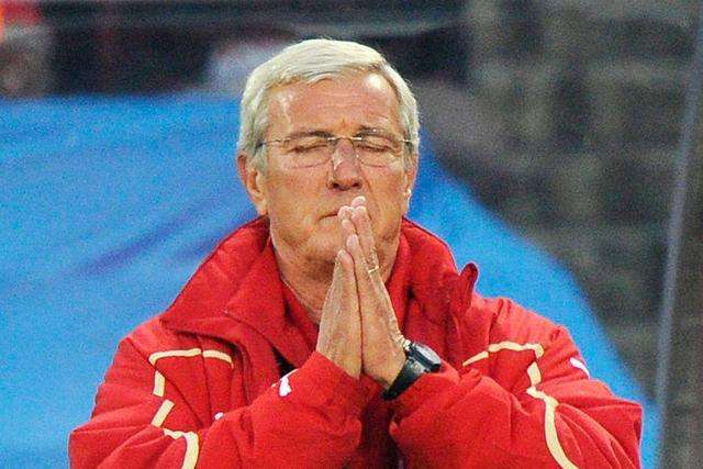 中国足球里皮握手被甩开,里皮意大利和中国握手