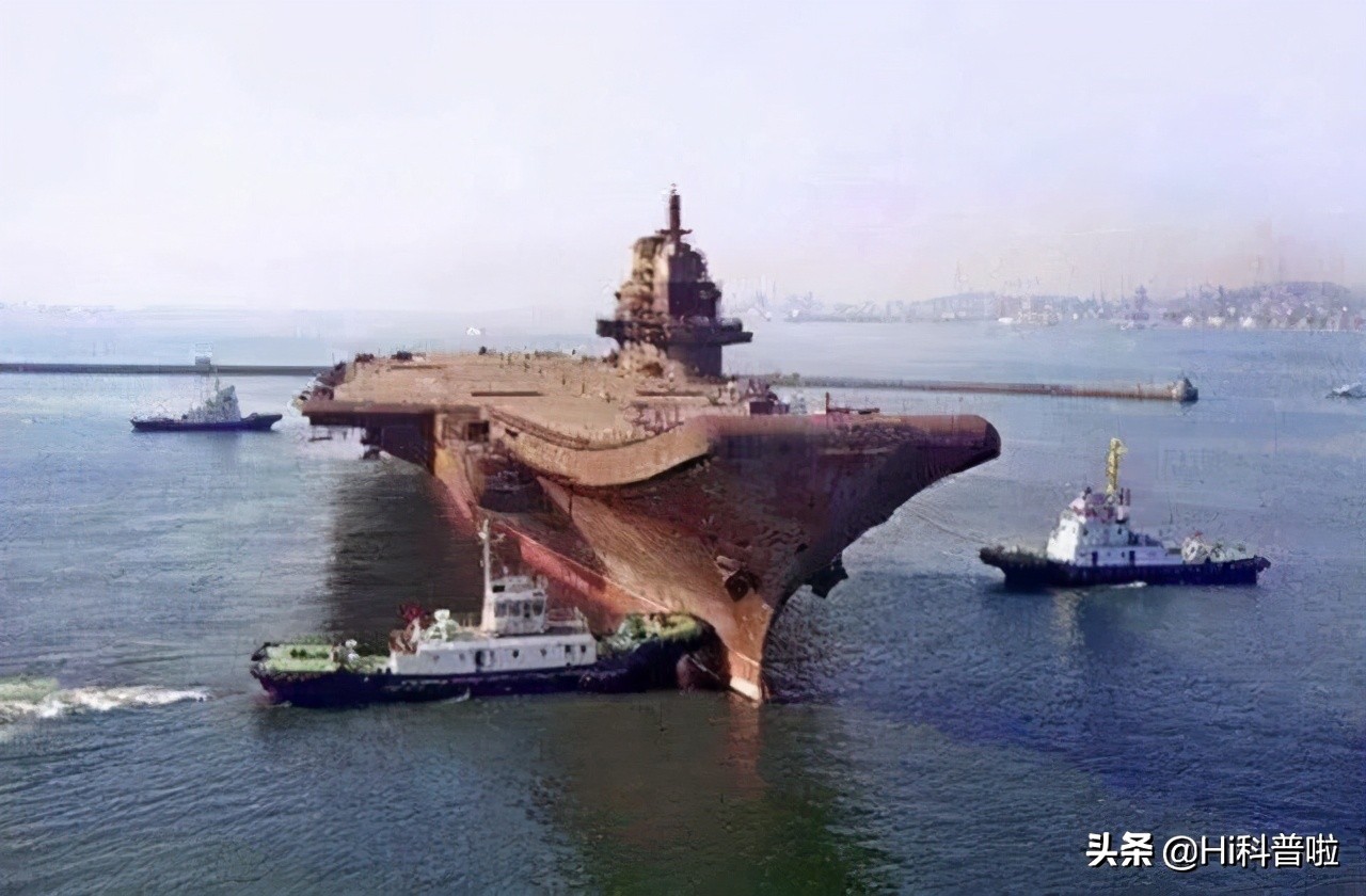 航母能扛得住海啸300米的浪么,航母能抵抗多大的鲸鱼