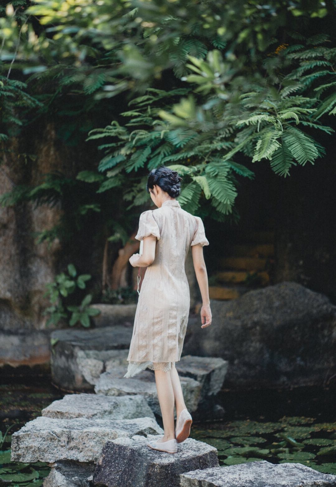 拍照姿势怎么摆拍出来好看,室内男生简约摆拍姿势