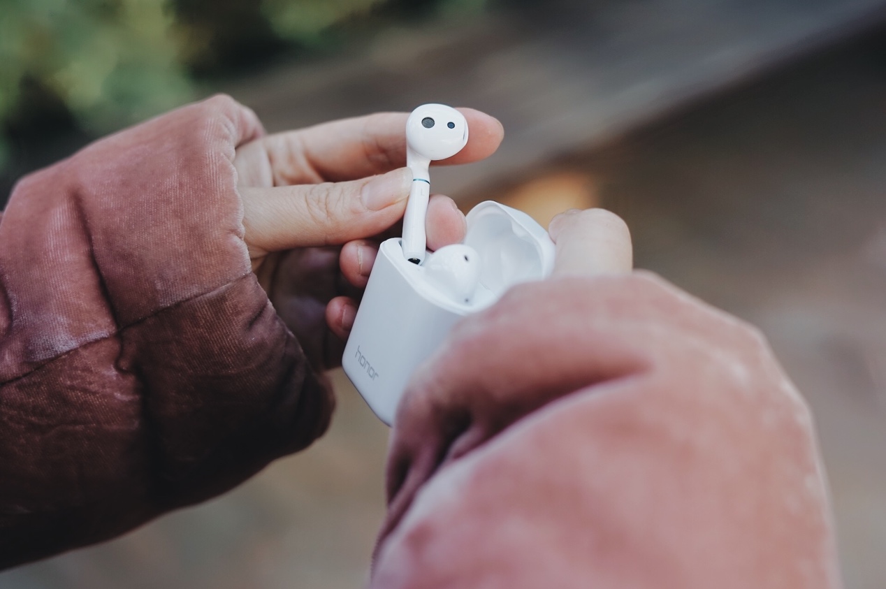 荣耀FlyPodsPro无线蓝牙耳机,用骨声纹识别给人机交互再添把力