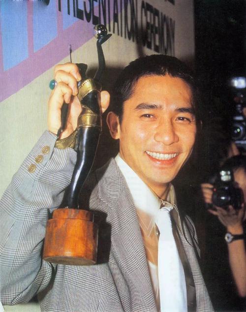 易烊千玺颁奖典礼与前辈互动,易烊千玺周杰伦比赛现场看谁会赢