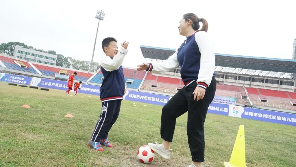 北川永昌幼儿园参加绵阳市首届幼儿足球嘉年华展示大会获佳绩