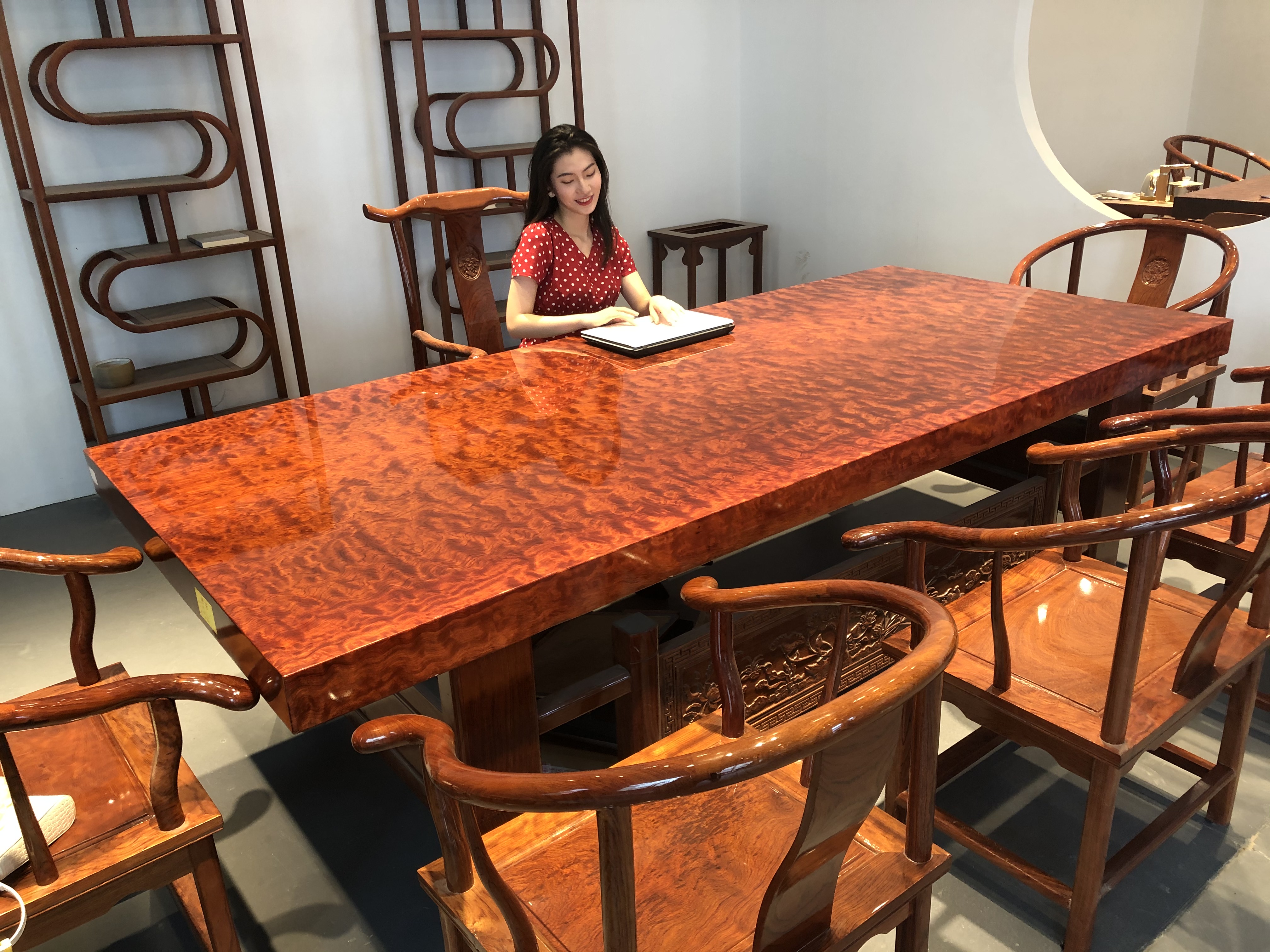 苏州家具城土豪桌*局骗**！8万天价桌出厂就9千，原料极像棺材板