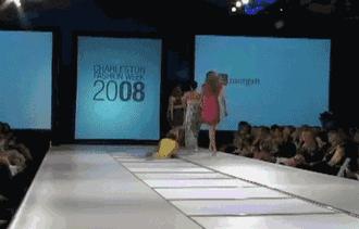 模特走路摔倒,模特走t台摔倒