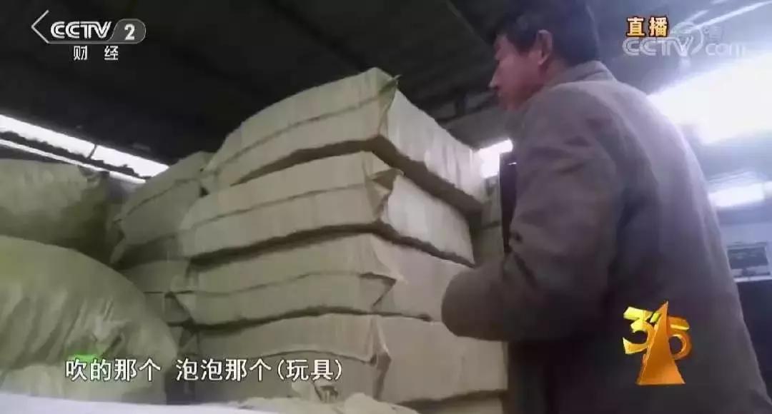 沾血、带药水的输液瓶，变成孩子嘴里的玩具！说了你都不敢信