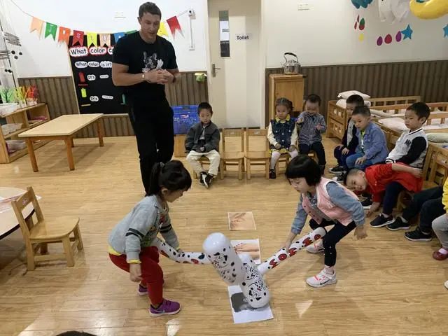 伊顿最新采访视频,伊顿幼儿园成都