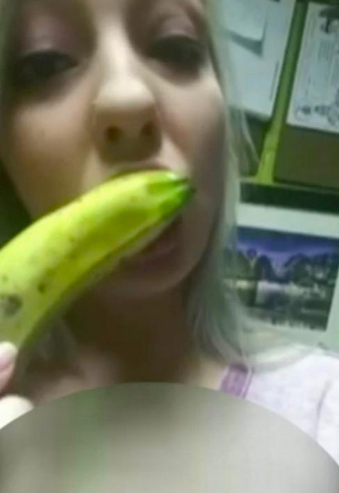 美国日餐厅女店员用香蕉在店内拍性感视频，引来卫生官员突击巡检