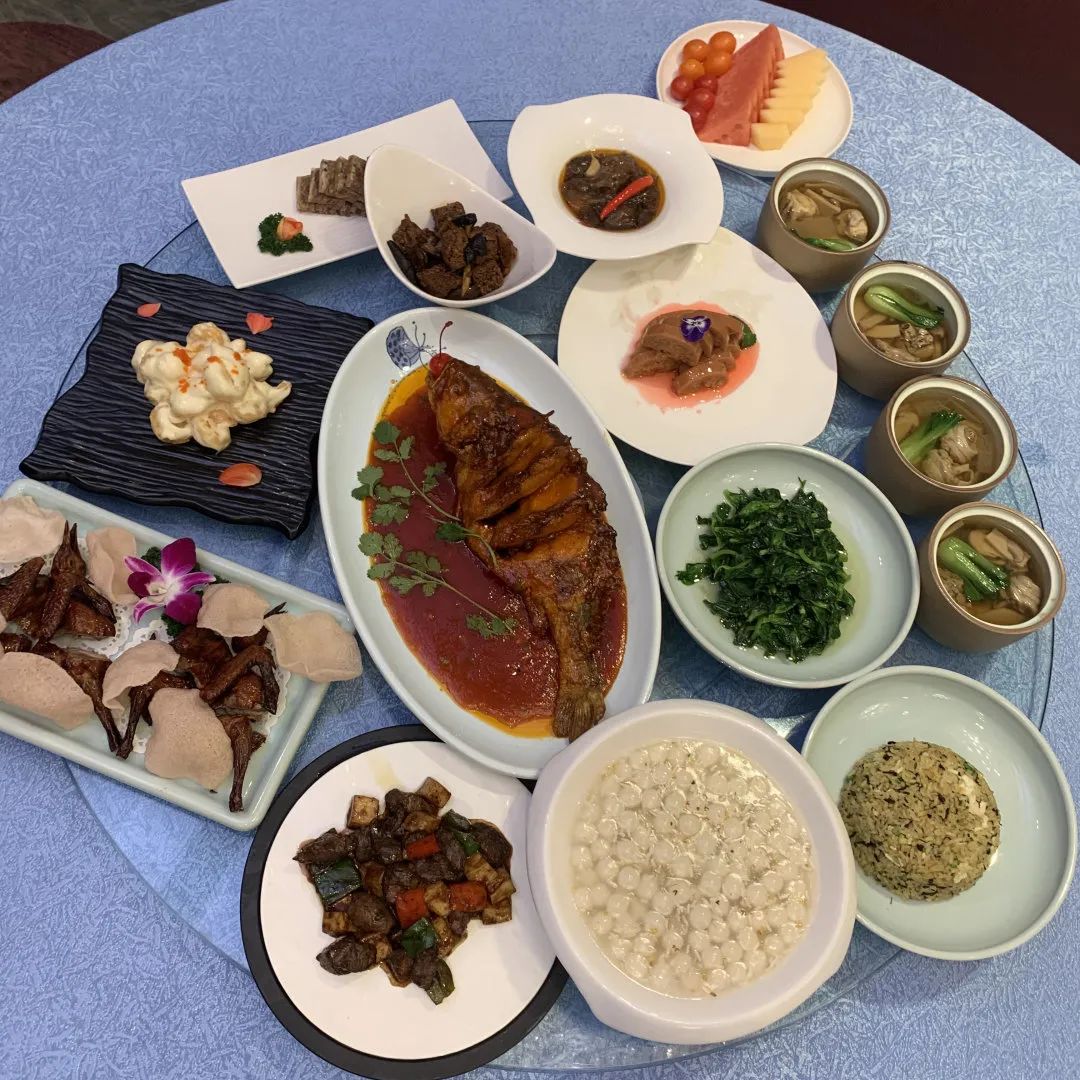 静安繁华市中心酒店人均¥125起！脆皮炸乳鸽、香酥鸭令人疯狂