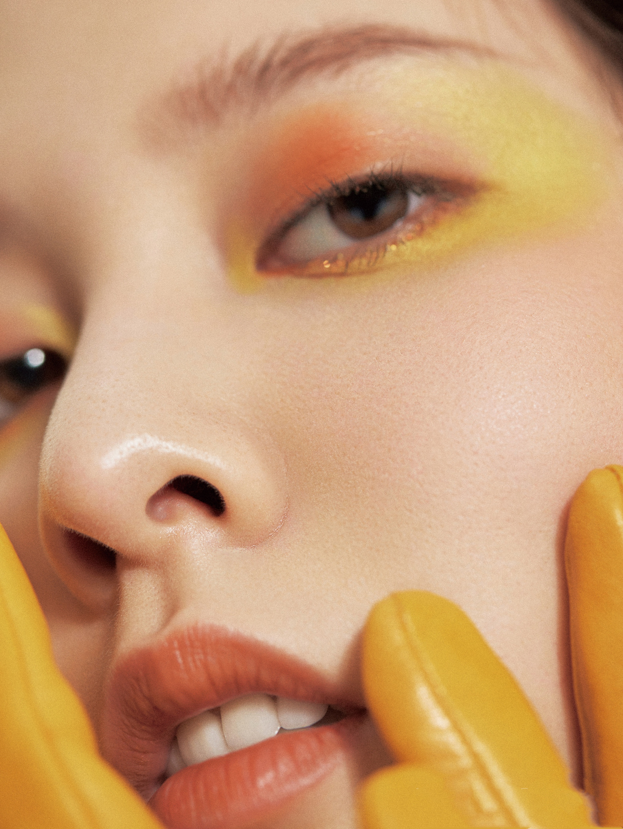 宋妍霏像阚清子,宋妍霏棕咖大衣撞衫杨幂