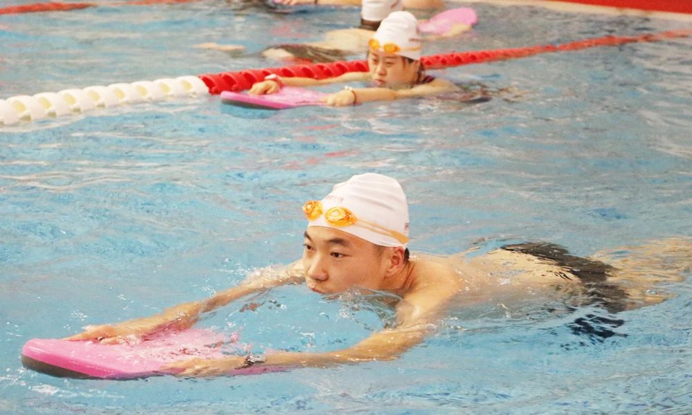 游泳平躺不下沉技巧,初学游泳换气不下沉的技巧