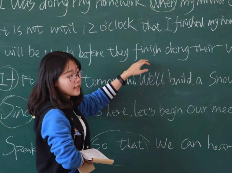 未来十年女生很吃香的专业，收入高且发展好，家有女儿可留意