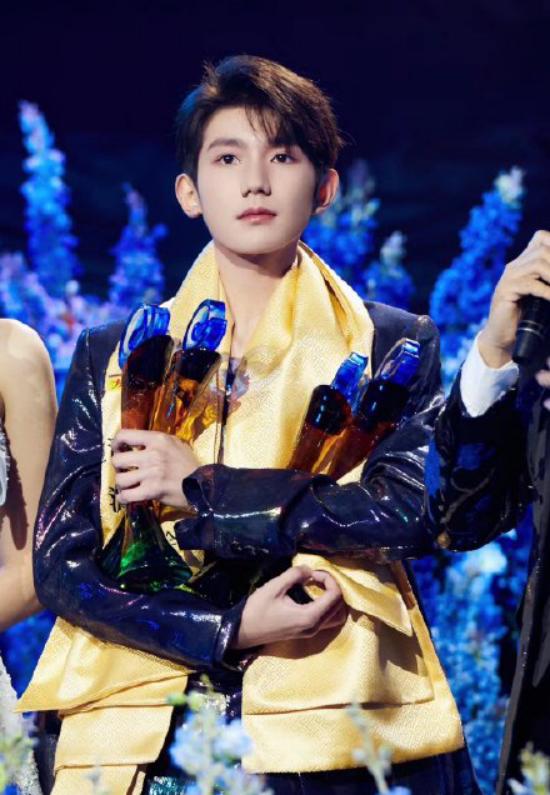 张艺兴王源音乐盛典上连拿四奖蔡徐坤周笔畅获最佳男女歌手