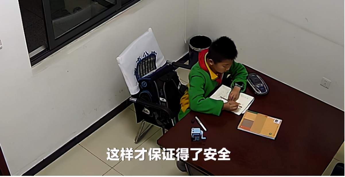 孩子到派出所写作业,小孩儿们去派出所里写作业