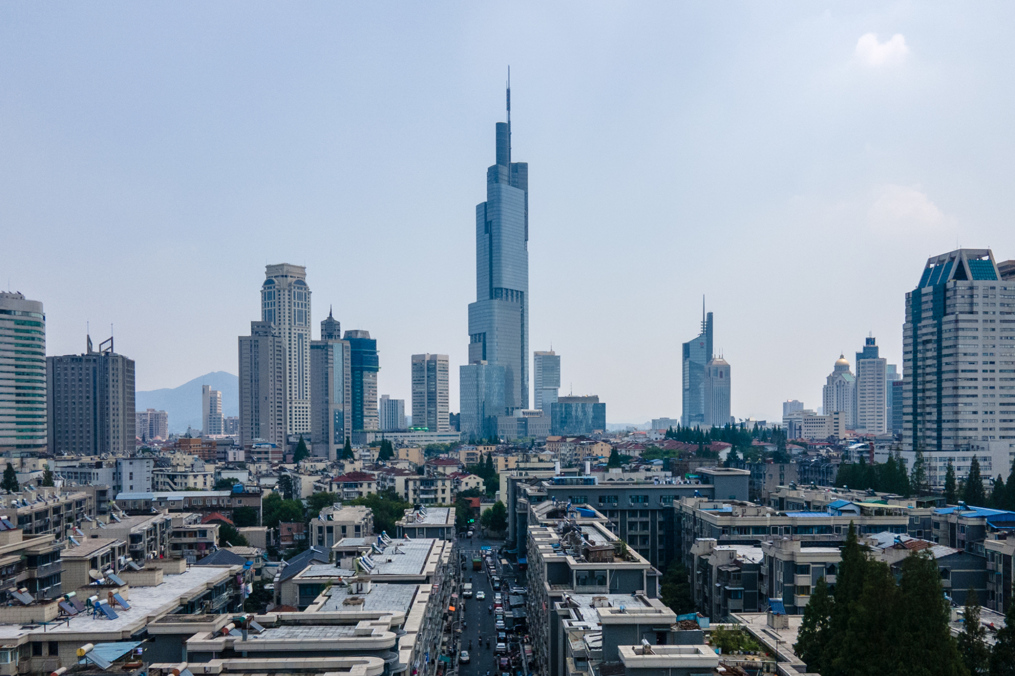 “南京第一高楼”最魔幻的一面，在西桥即可看到，如今是网红景点