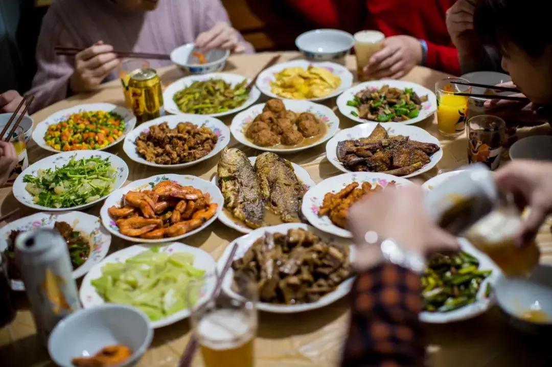 比惨大会第一个视频,年夜饭最尴尬的场面