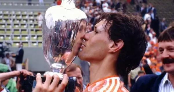 足坛最伟大的9号,足坛历史封神榜范巴斯滕