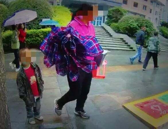 太可恶!凯里街头这对夫妻,偷滴眼药水博同情!