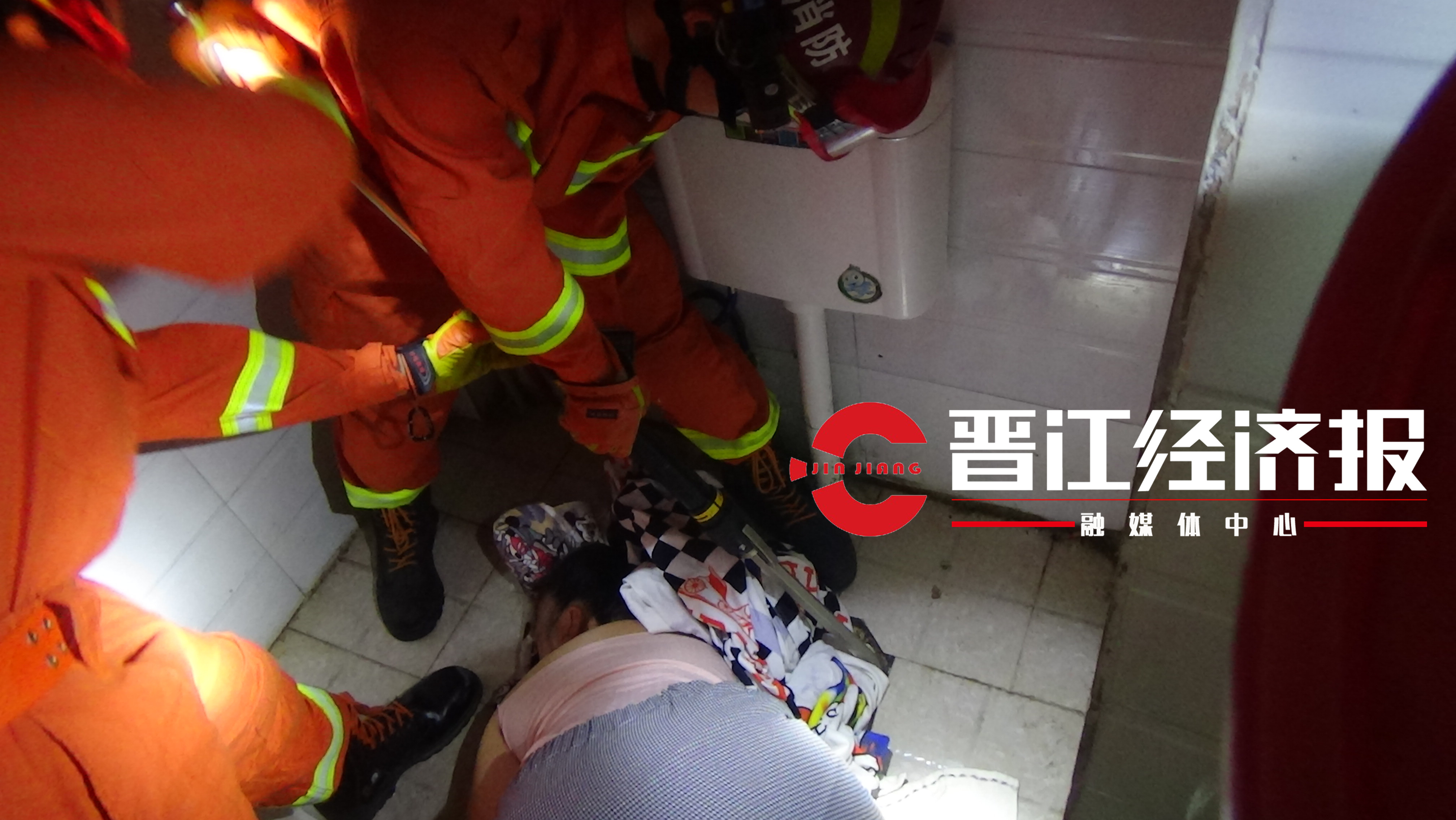 捡了肥皂丢了便池？女子为捡肥皂手卡便池不能动弹，幸亏盼来了“万能“”的...