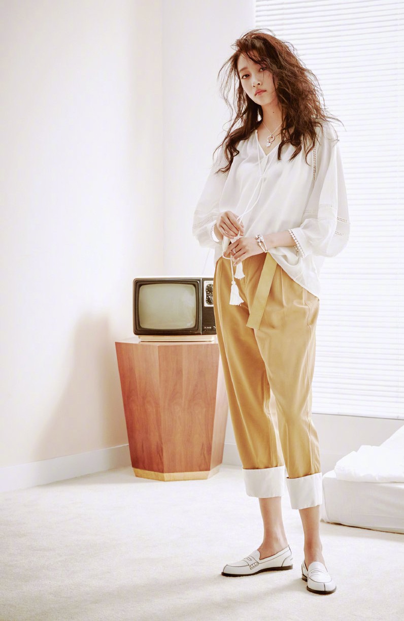 关晓彤穿靴子参加王牌,张若昀关晓彤穿长裙子