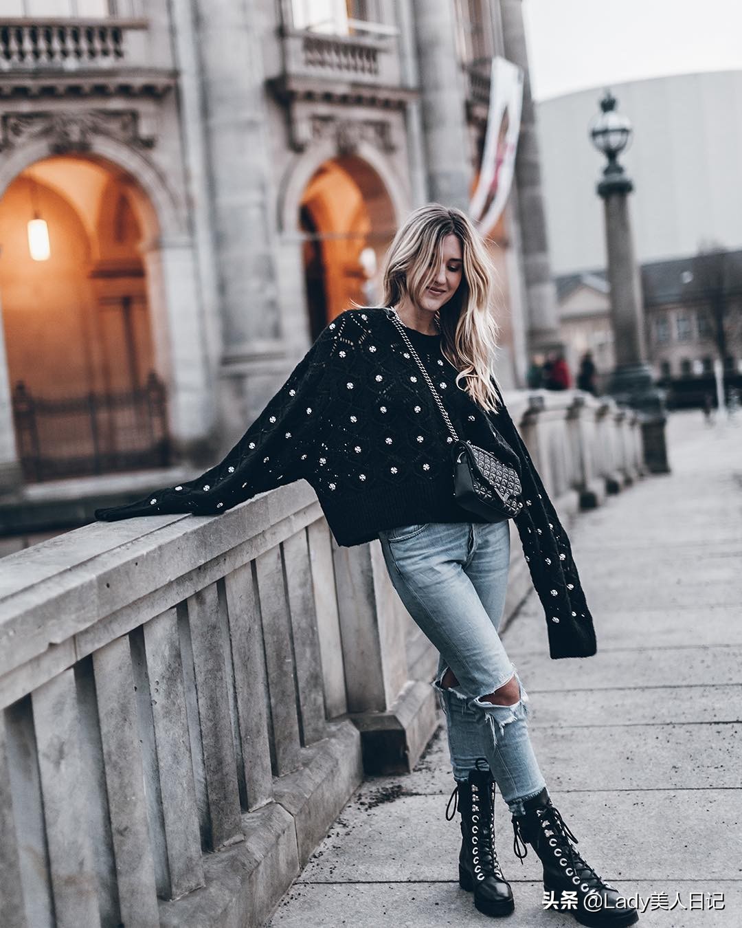 被这种性冷淡风征服了！裙子+毛绒外套也很有范，走到哪都是焦点