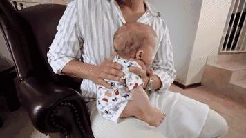 小孩推拿完打嗝怎么回事,小儿打嗝怎么推拿