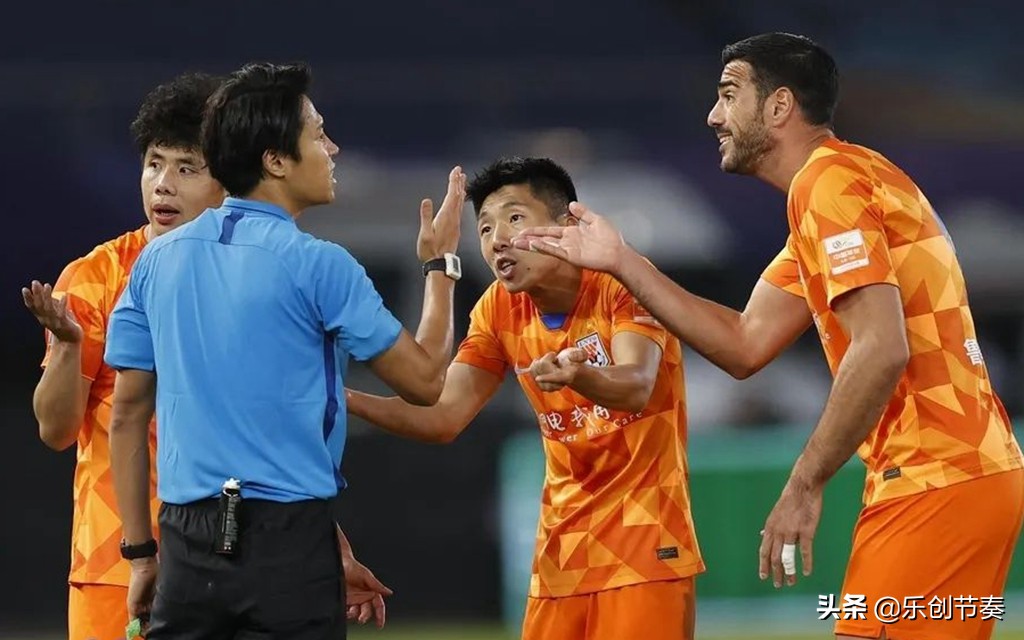 韩国裁判在中超走红！曾在场上救球员一命，听从马宁意见引来争议