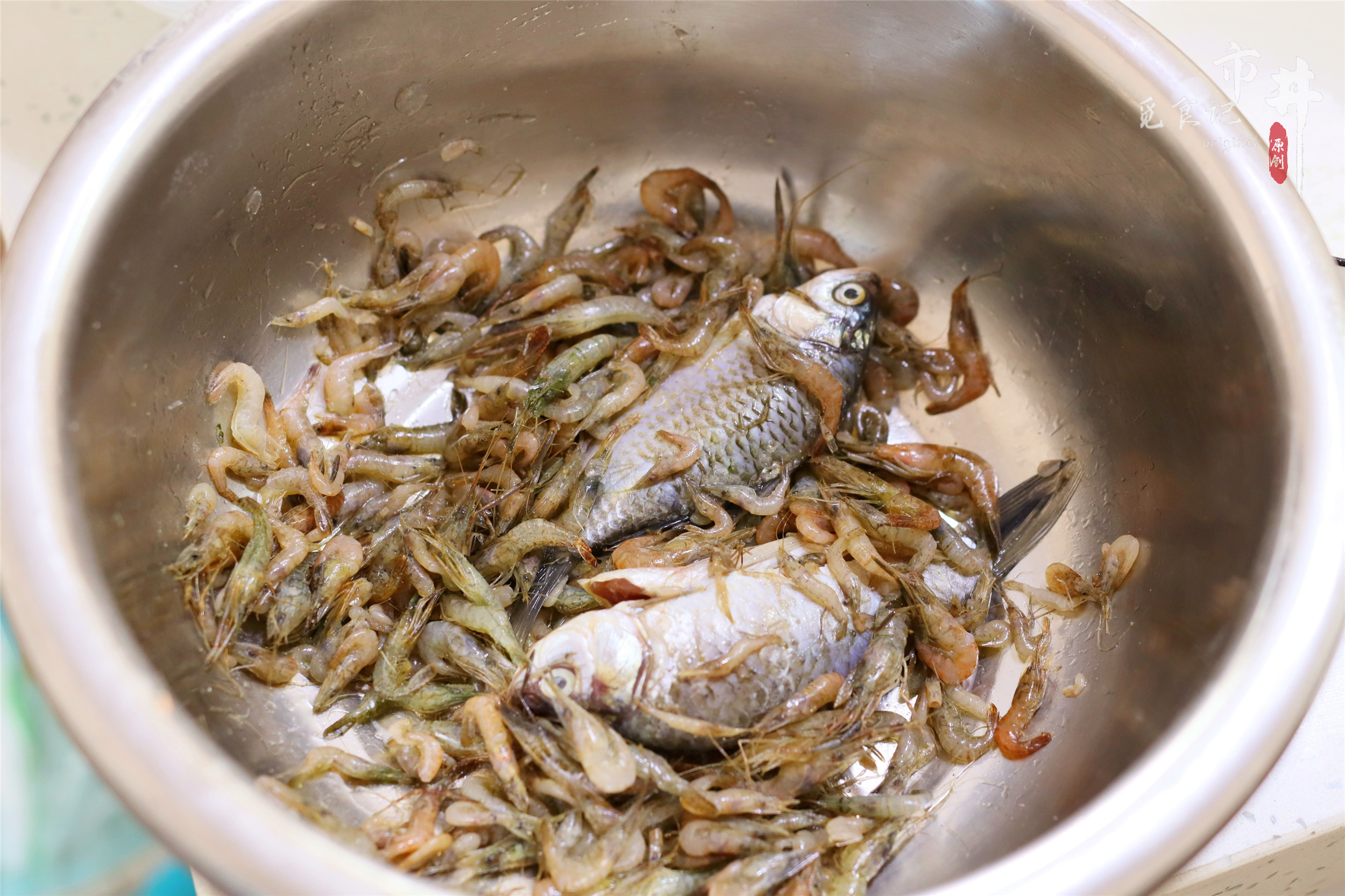 炸小鱼小虾用冷油还是热油,怎么炸小鱼小虾不会碎