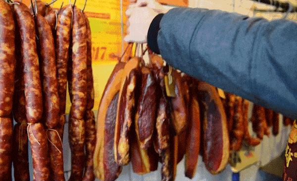 德国人对香肠爱得深沉，中国人同样对香肠欲罢不能（菲李漫画）