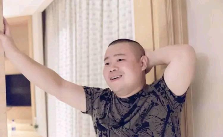 岳云鹏半夜要吃苹果视频,岳云鹏削苹果