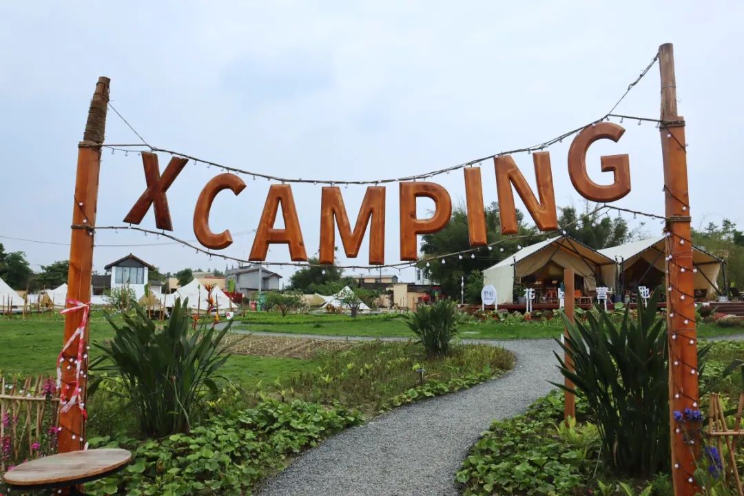 「觅趣小镇新都·原舍绿茵」湖畔泳池，畅玩斑竹园足球音乐小镇