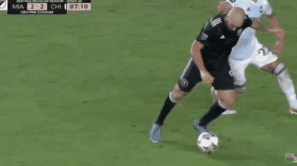 伊瓜因献世界级停球，下一秒却让人大跌眼镜，贝克汉姆口吐芬芳