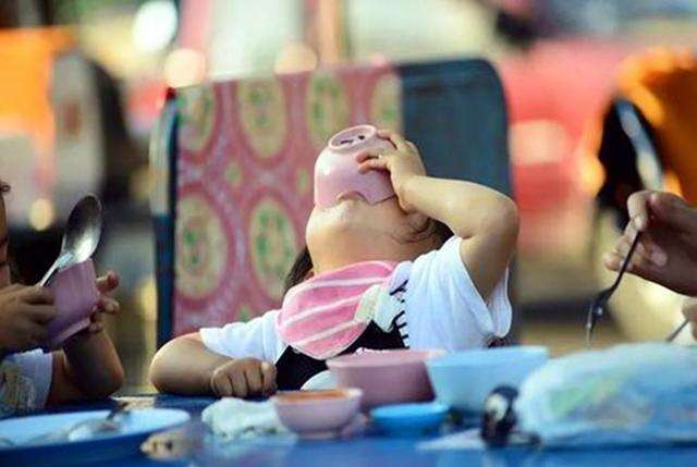 孩子吃饭磨蹭,不是催就是吼?宝妈努力做好这3步,省心多了