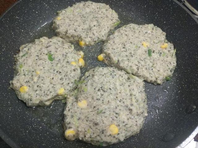 改善白发头，早餐就做这个饼给家人吃，豆渣变美味，做法特简单