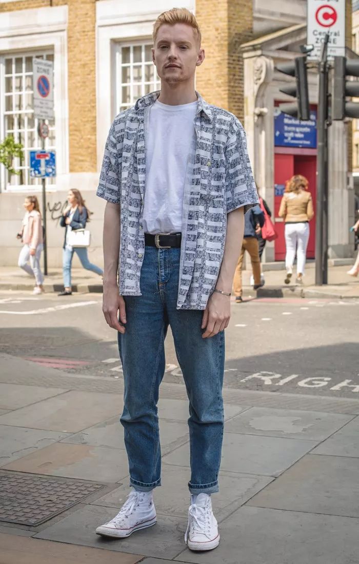 最适合搭配匡威的牛仔裤,红色高帮匡威搭白色牛仔裤韩系