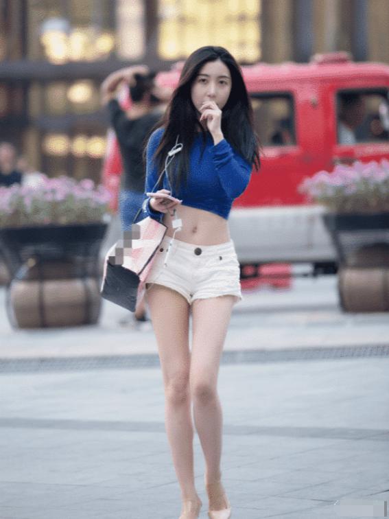 她一身宝蓝“紧身短”上衣，娇淡如凝露，气质美如兰