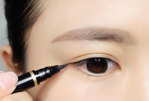 用眼线工具怎么画眼线,新手眼线液画眼线的技巧图解