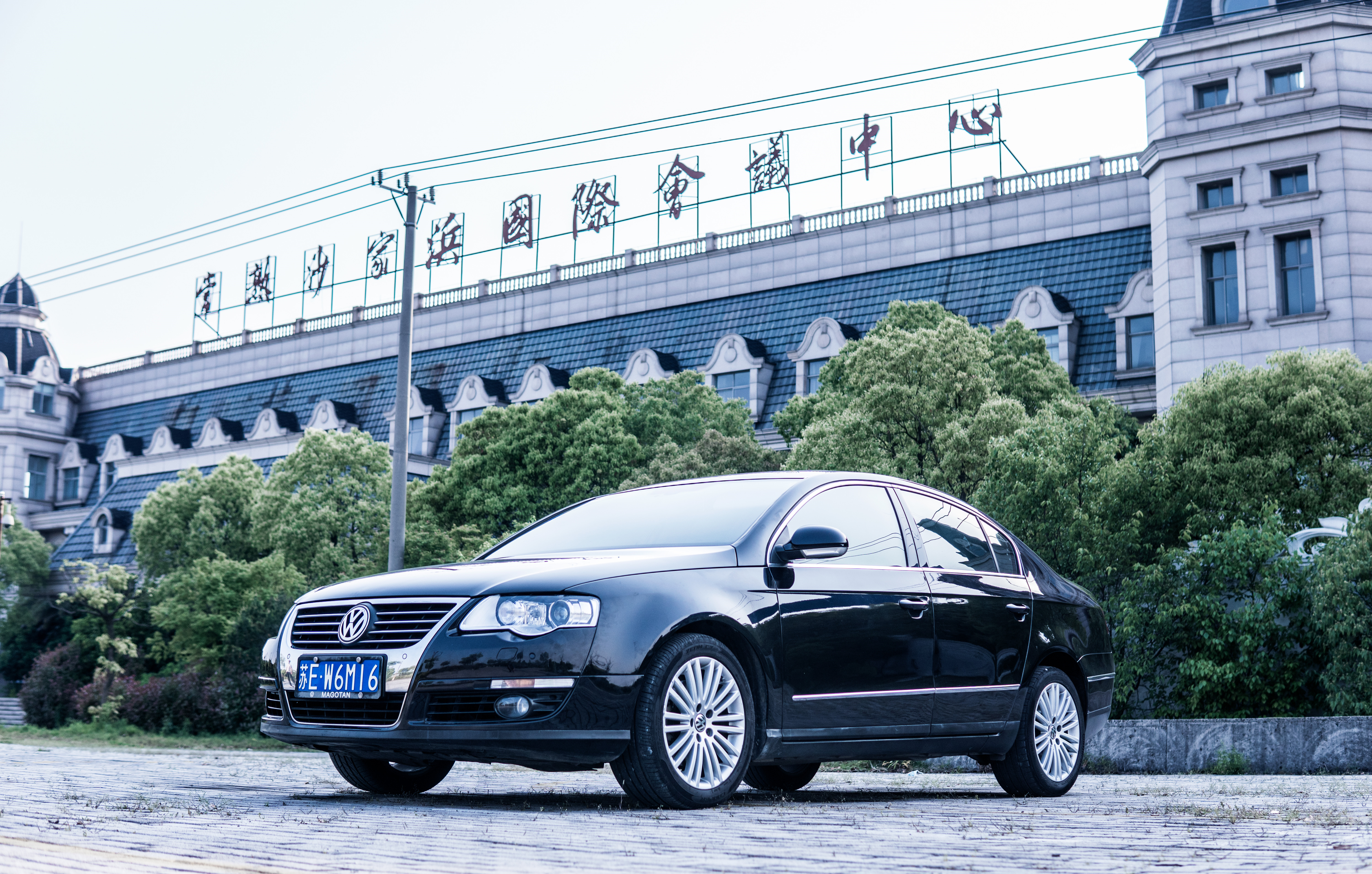 开着曾经的最美大众探寻废弃城堡，如今B6迈腾还值得购买吗？