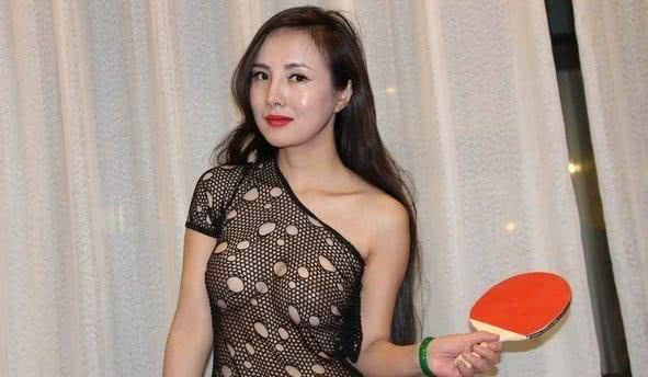 干露露穿这样出席活动，一个姿势引起大家不满，网友：太假了吧