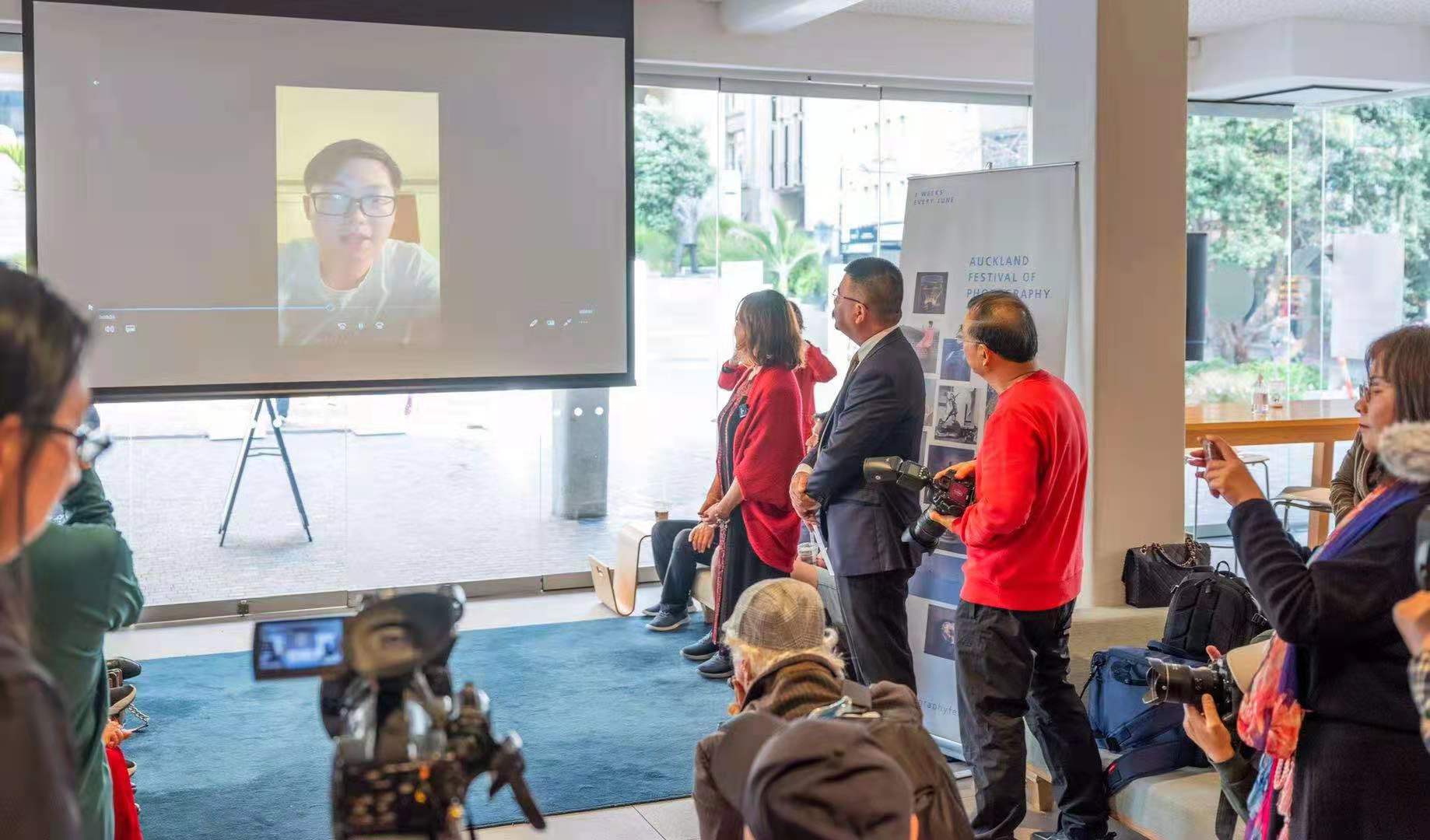 他获得了三等奖英文,他获得了很多奖项的英语