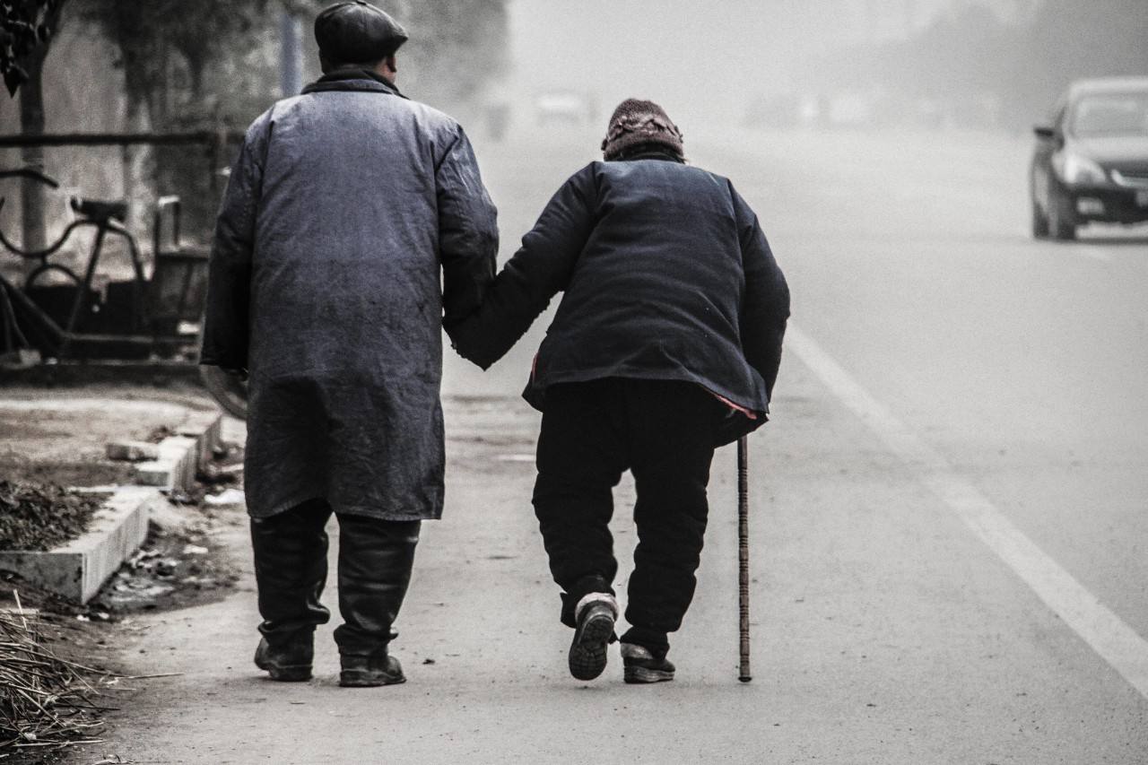 何为孝道?女大学生因一句话跟父母断绝关系,20年时间杳无音信