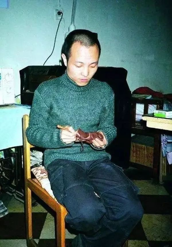 许巍曾经沧桑如今风华正茂,02年的许巍和现在的许巍