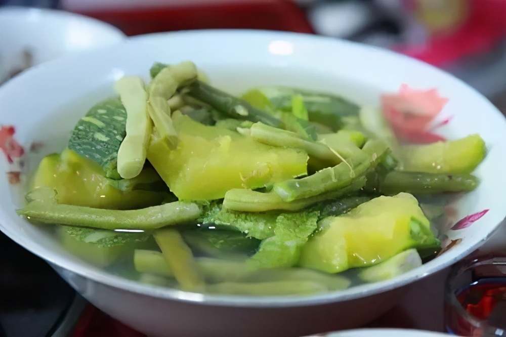 甜蜜蜜的素瓜汤，配上“黑暗排骨”，这个夏天恋爱了