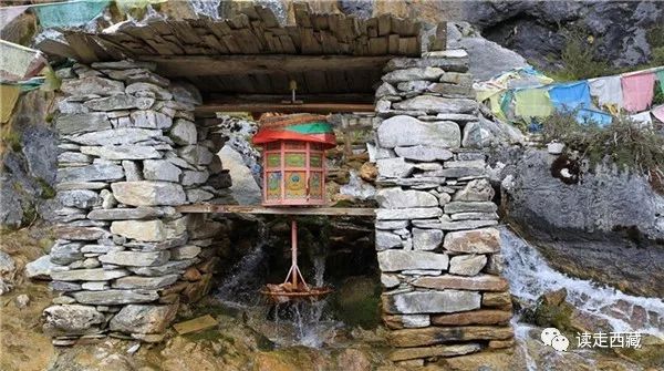 走青藏线翻越唐古拉山来到拉萨,西藏工布江达县的山脉