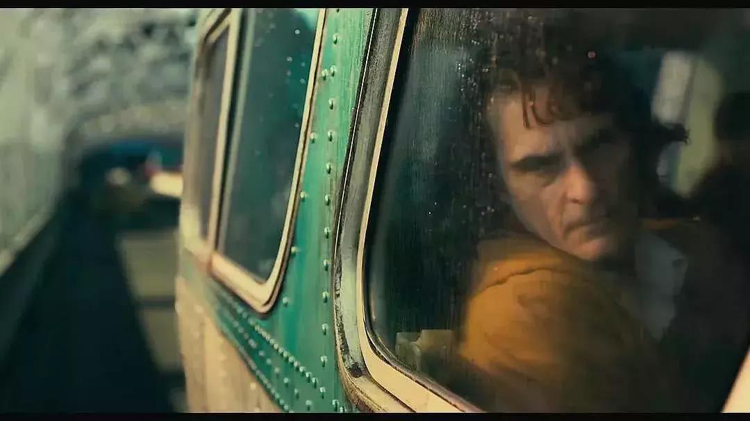 它因为尺度太大，被美国人*制抵**上映，“小丑”终将成为经典