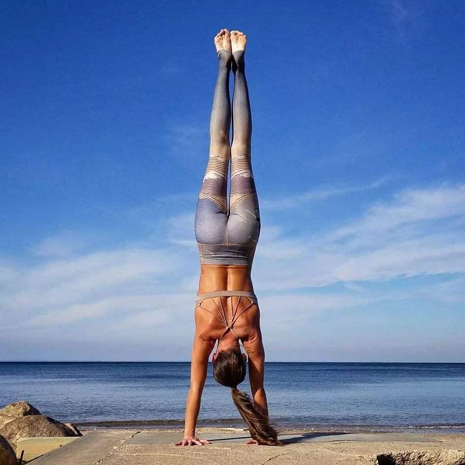 如何倒立行走零基础初学者,空中倒立一字马怎么做初学者